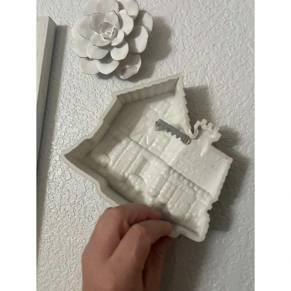 Vintage Syroco Cottage Wall Hanging Plaque Tudor House Pink Brown 3133 MCM Decor